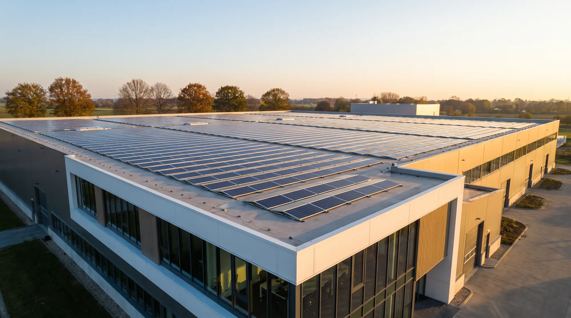 Zonnepanelen op het dak van een productiehal