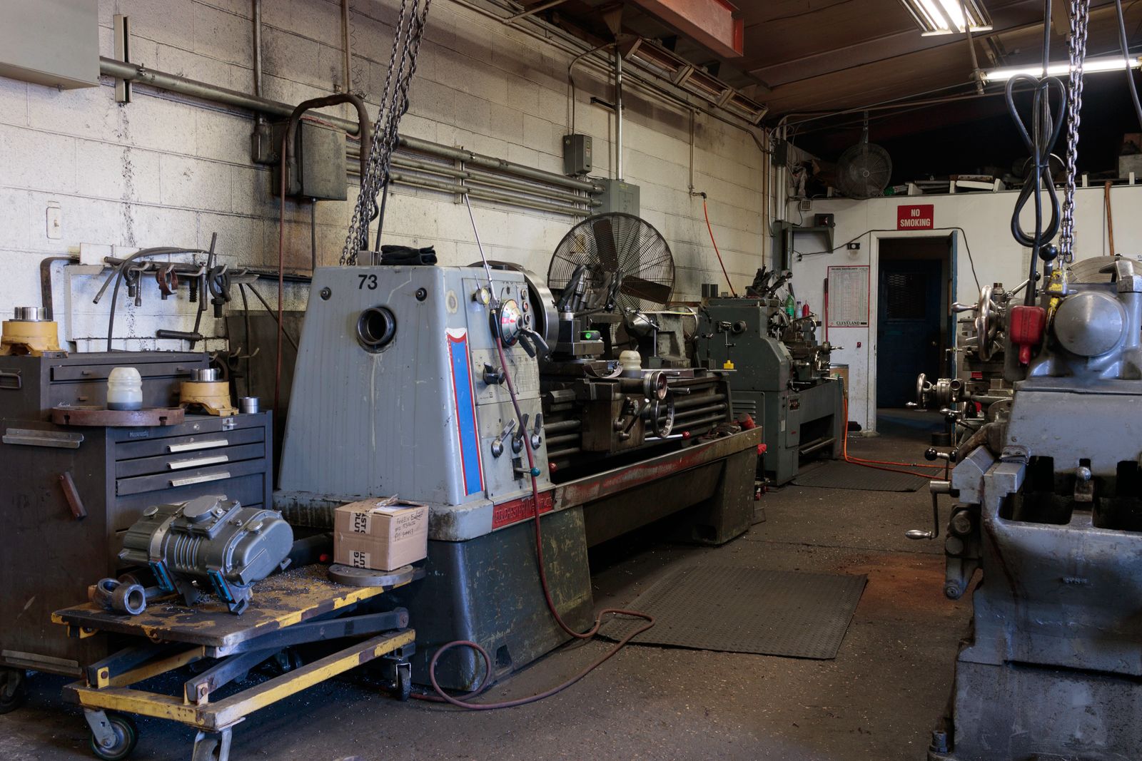 Productievloer met CNC-machines en bewerkingscentra bij Anvil Industries
