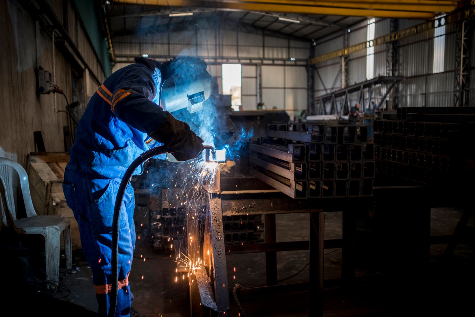 Lasser aan het werk met vonken in de werkplaats van Anvil Industries